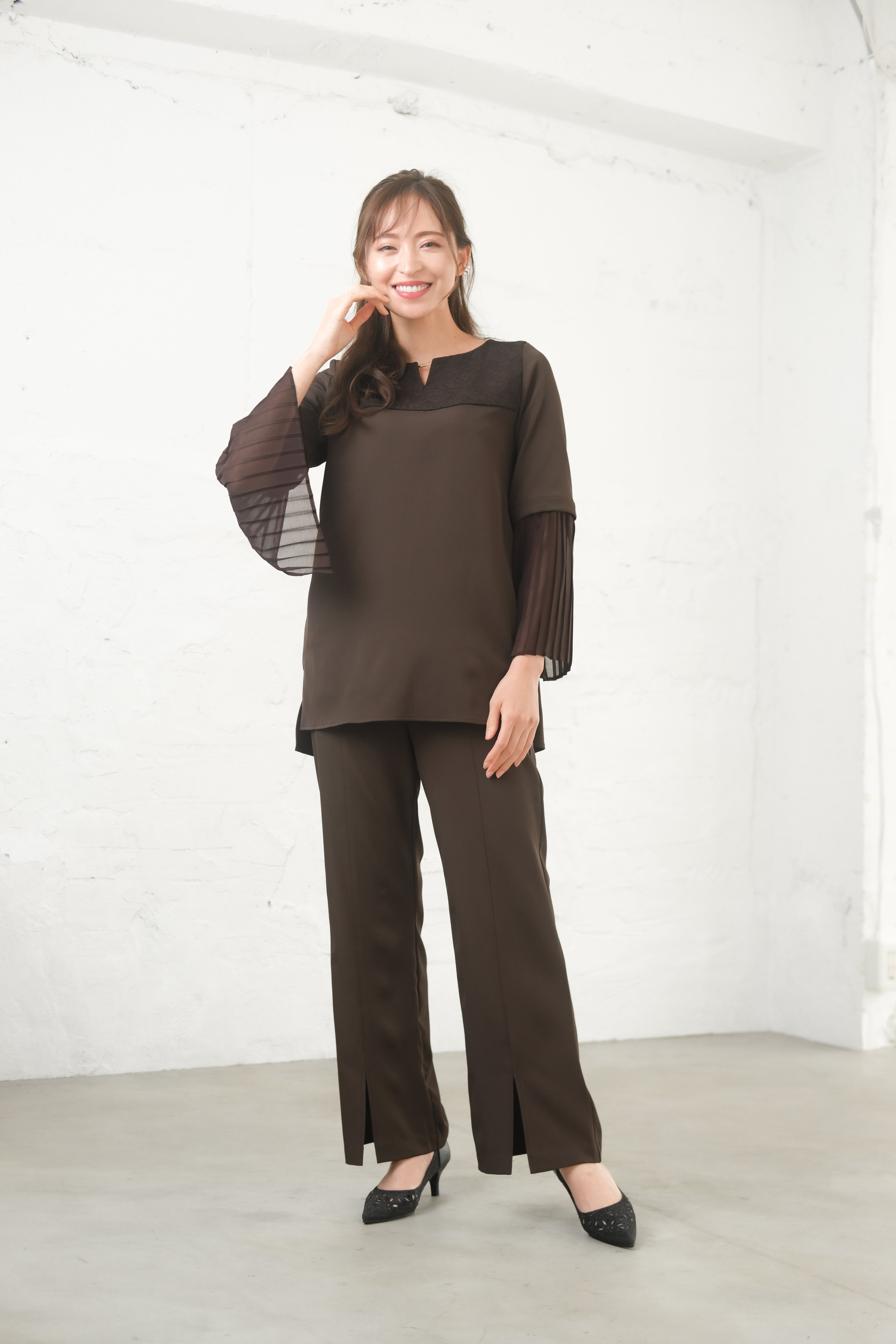 [レンタル] BELINDA DE CAPRIS プリーツ袖 セットアップ スリットパンツドレス ブラウンの宅配レンタル - 2