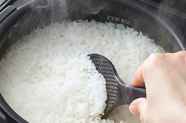 タイガー魔法瓶 炊きたて JPW-K100 IHジャー炊飯器 炊きたての白米を盛り付ける様子 - 16