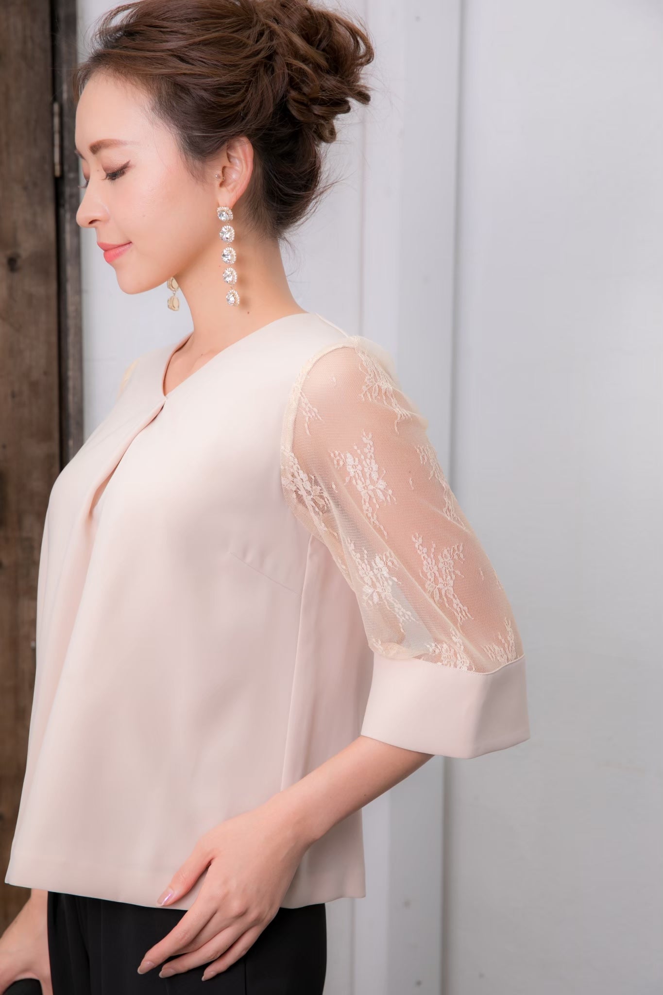 [レンタル] BELINDA DE CAPRIS チュールスリーブカフス セットアップ パンツドレス ベージュ×ブラックの宅配レンタル - 13