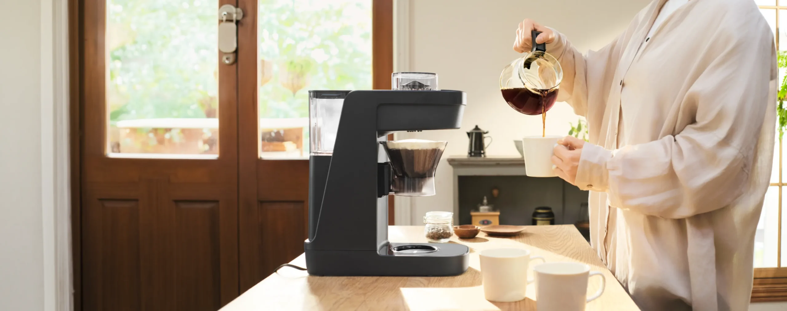 タイガー魔法瓶 コーヒーメーカー HYBRID BREW ADG-A060 キッチンでコーヒーをカップに注ぐ使用イメージ - 13