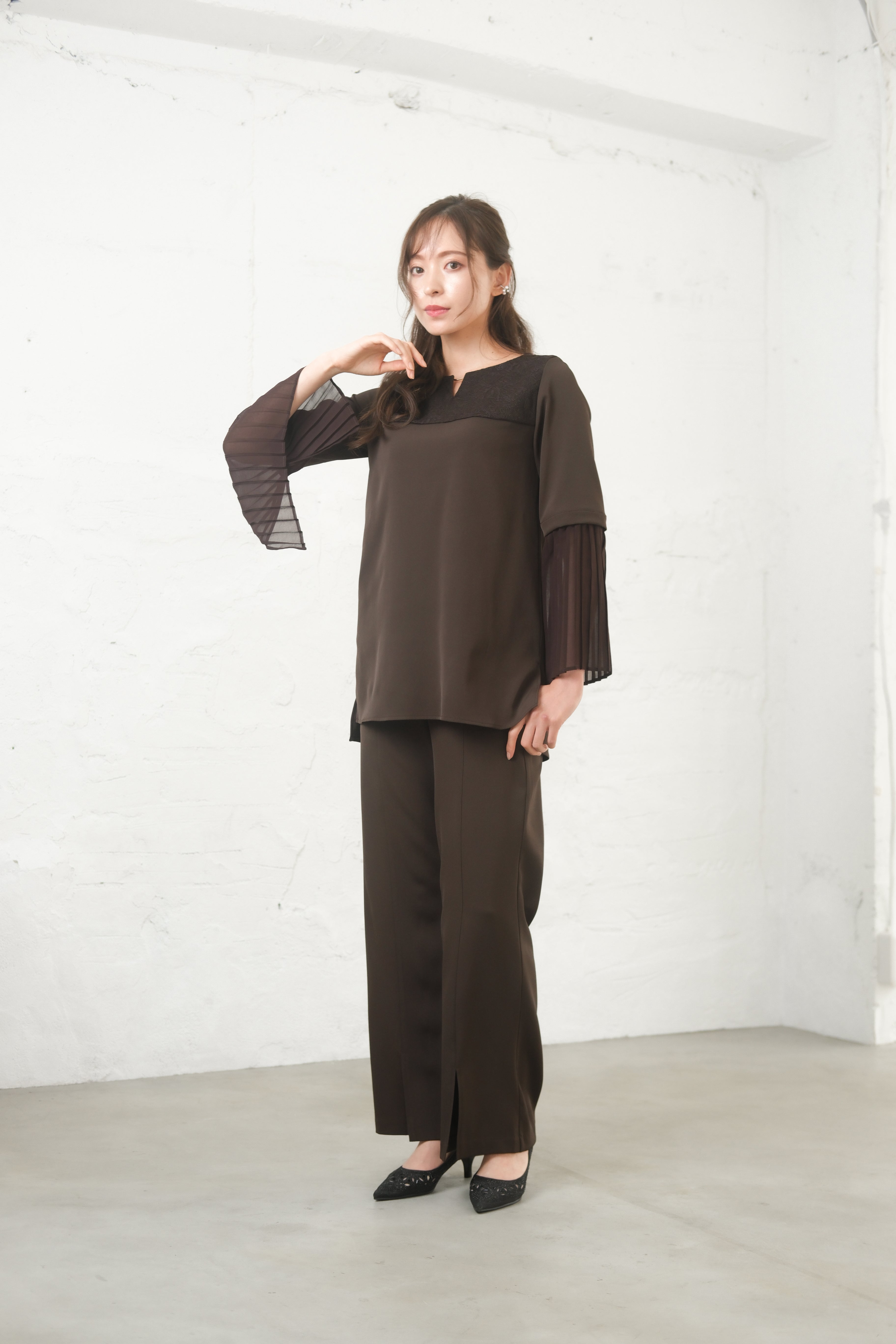 [レンタル] BELINDA DE CAPRIS プリーツ袖 セットアップ スリットパンツドレス ブラウンの宅配レンタル - 8