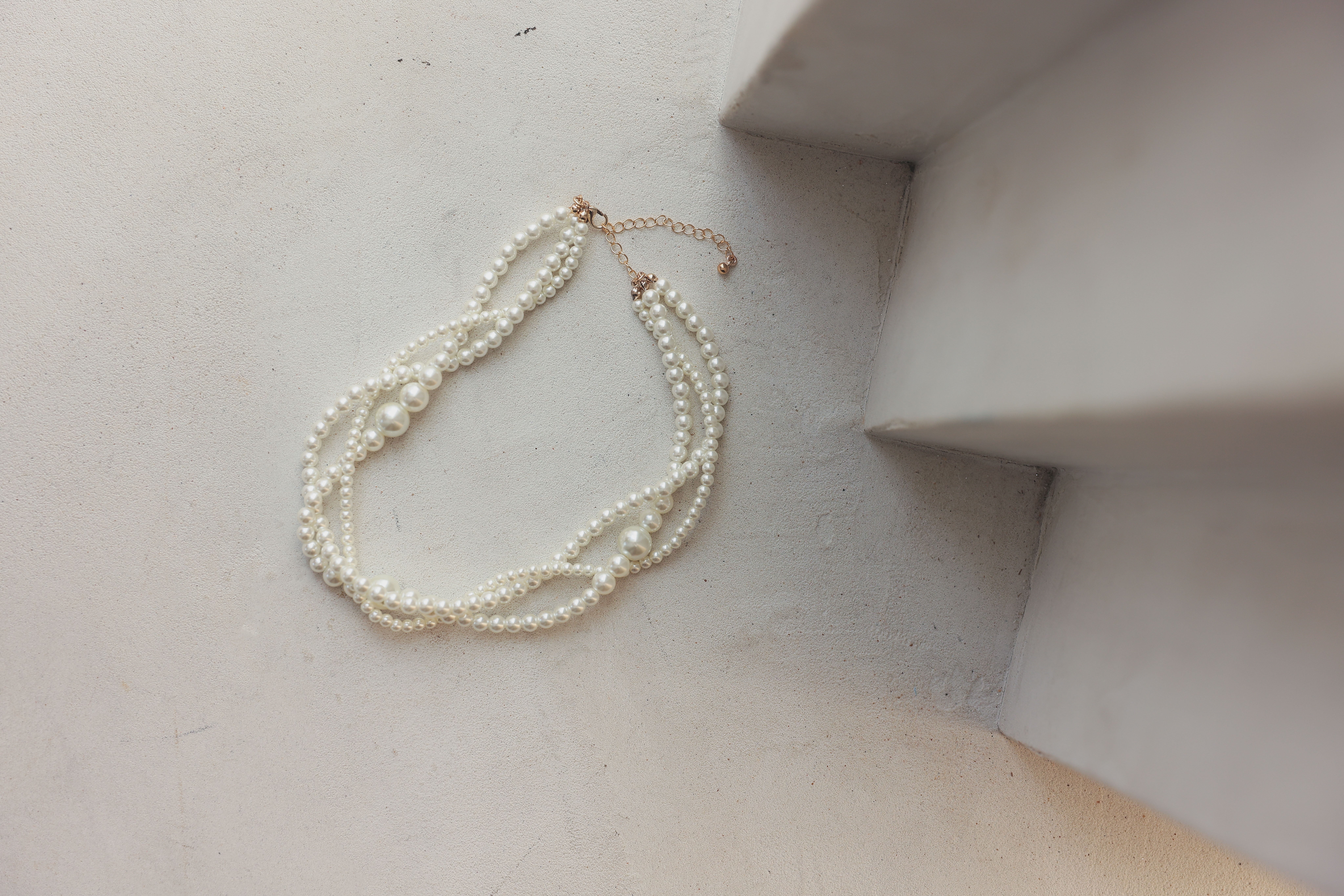 アートマリー 3連らせんデザインパールネックレス ゴールド