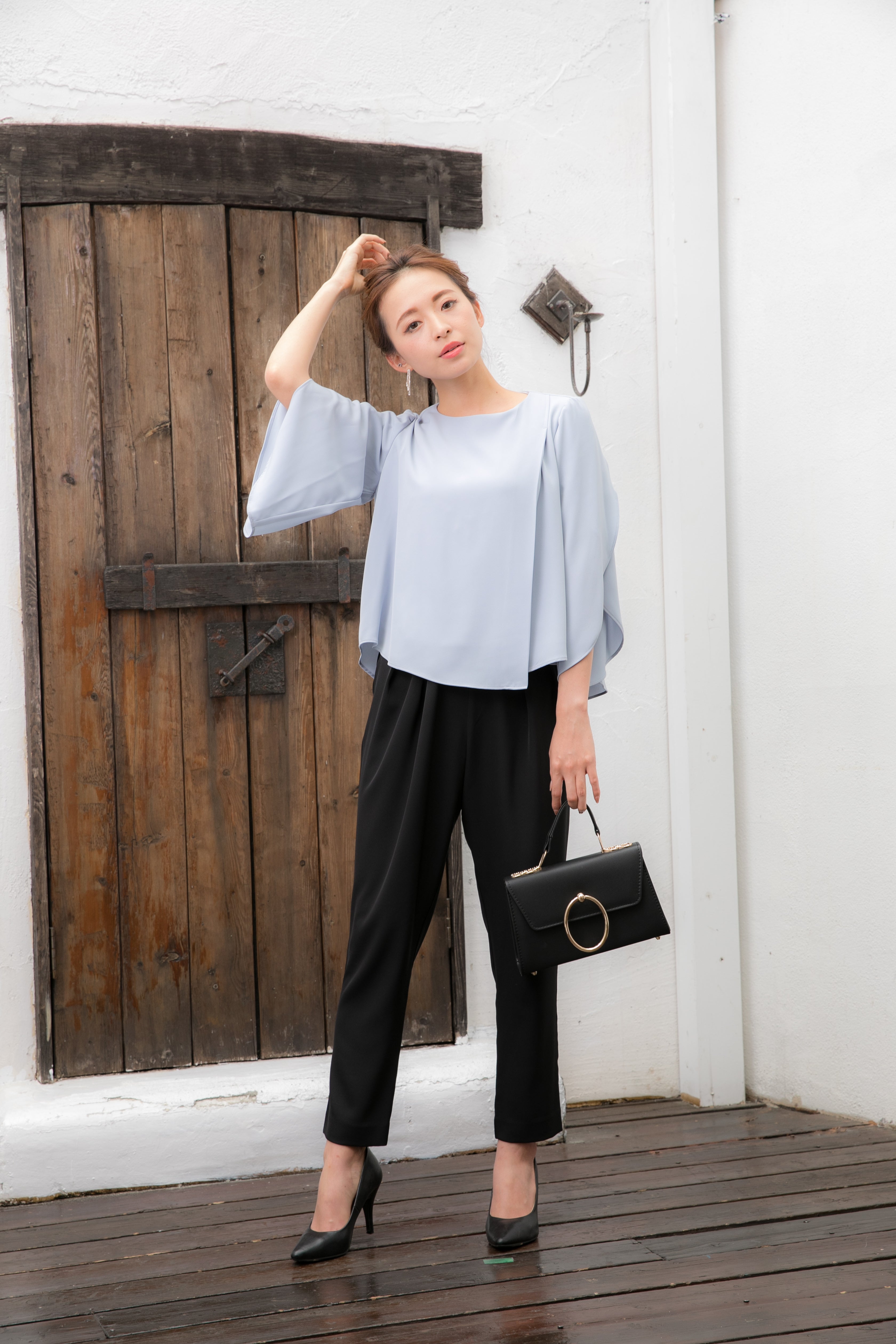 [レンタル] BELINDA DE CAPRIS チューリップスリーブ セットアップ パンツドレス グレー×ブラックの宅配レンタル - 2