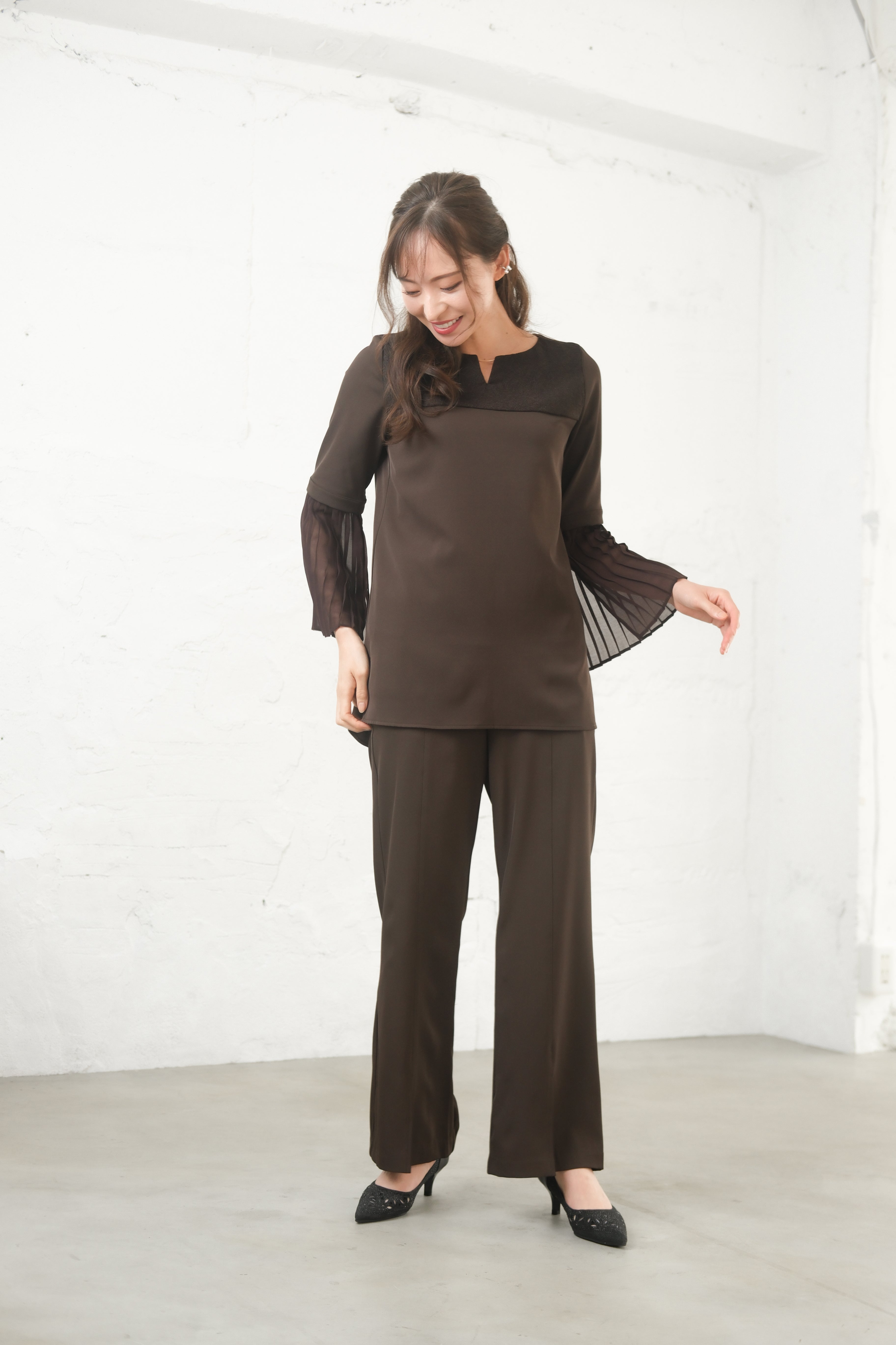 [レンタル] BELINDA DE CAPRIS プリーツ袖 セットアップ スリットパンツドレス ブラウンの宅配レンタル - 3