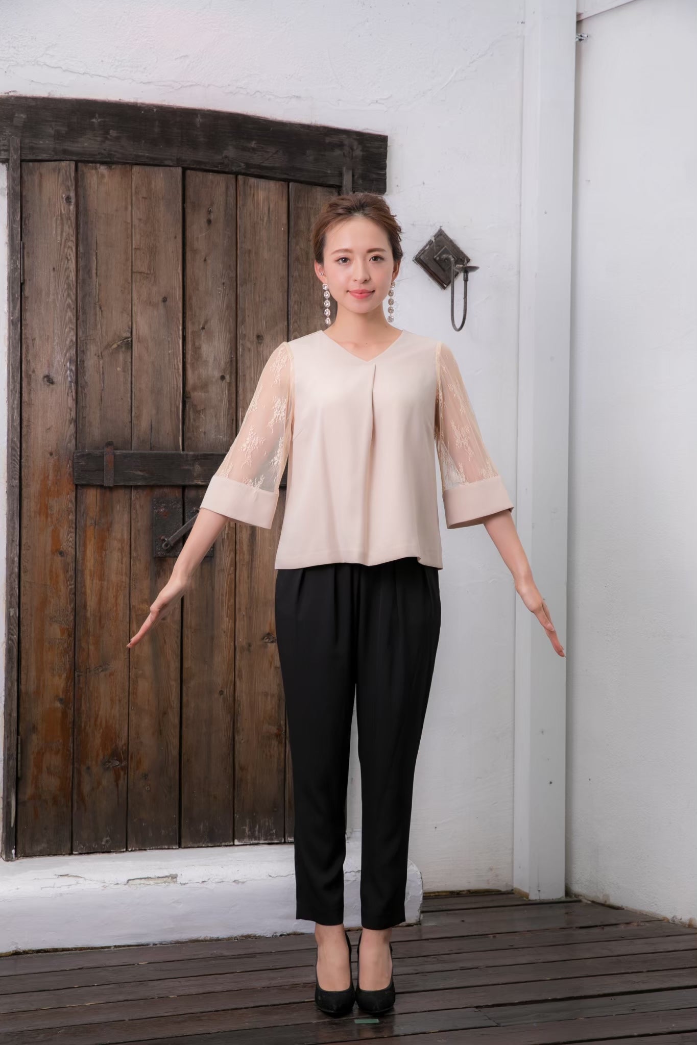 [レンタル] BELINDA DE CAPRIS チュールスリーブカフス セットアップ パンツドレス ベージュ×ブラックの宅配レンタル - 6