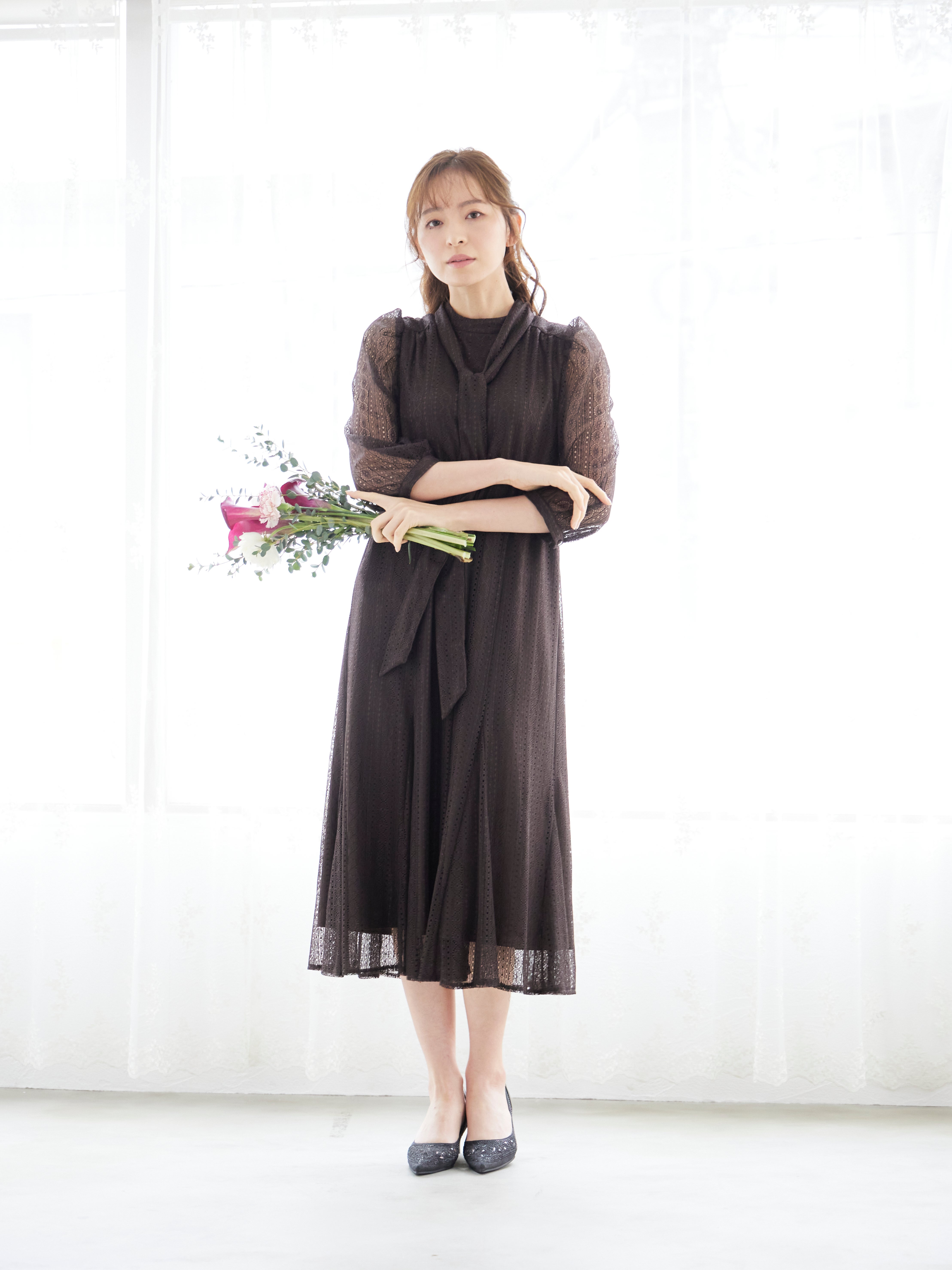 [レンタル] BELINDA DE CAPRIS リボン付きギャザースリーブ レースワンピースドレス ブラウンの宅配レンタル - 2