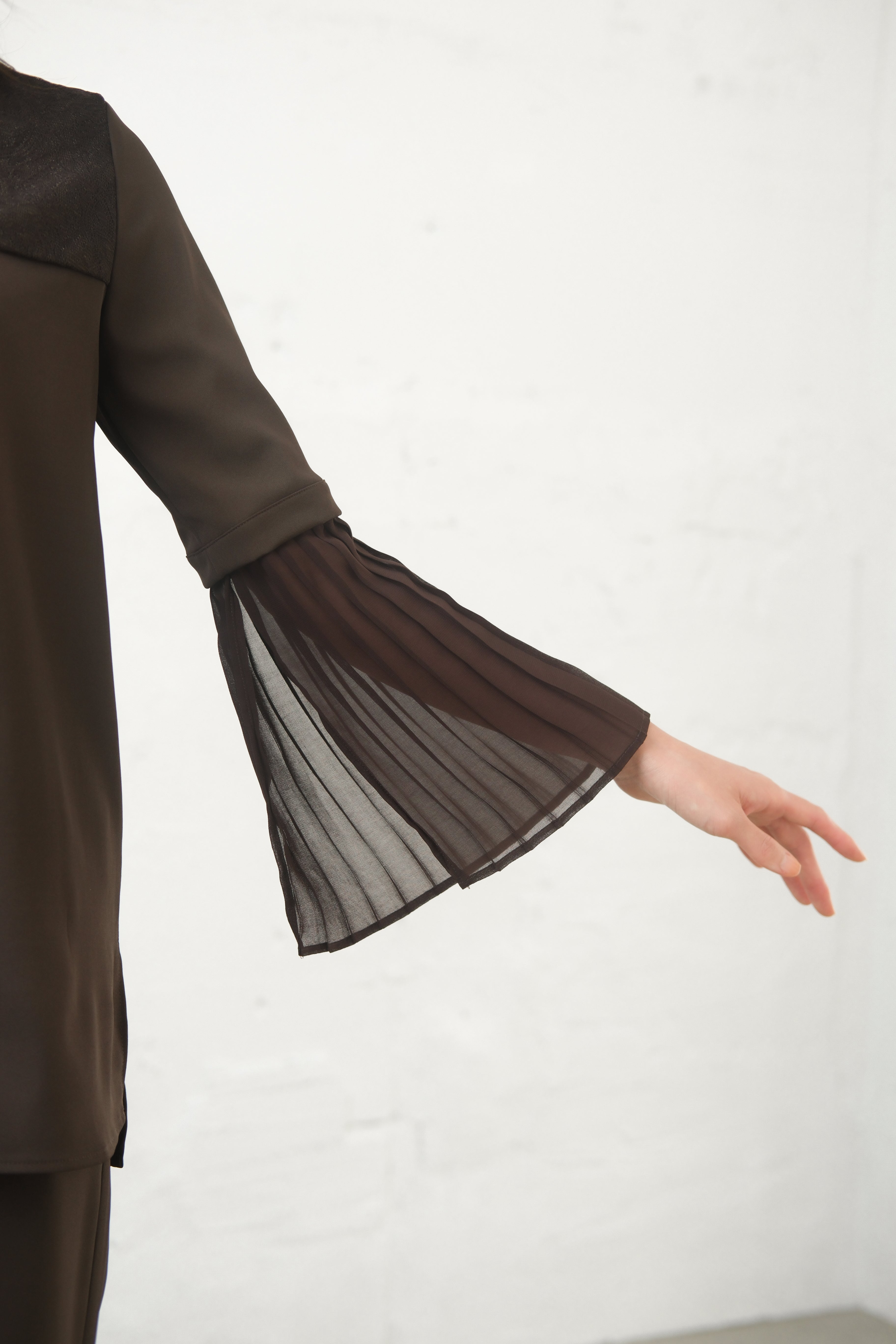 [レンタル] BELINDA DE CAPRIS プリーツ袖 セットアップ スリットパンツドレス ブラウンの宅配レンタル - 12