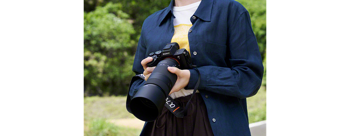 ソニー FE 100-400mm F5.6-8 OSS SEL100400 超望遠ズームレンズ カメラに装着して携行する様子 - 7