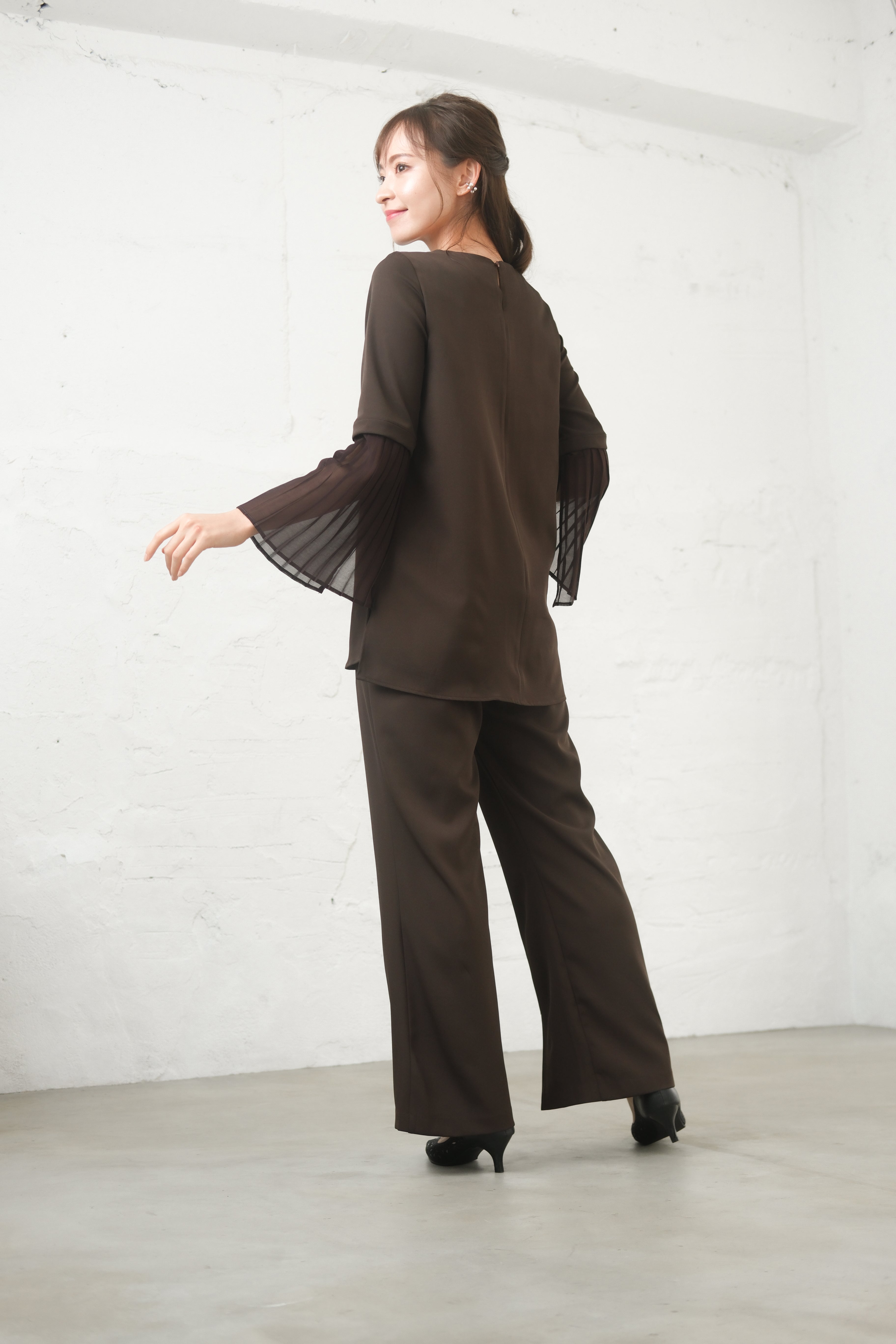 [レンタル] BELINDA DE CAPRIS プリーツ袖 セットアップ スリットパンツドレス ブラウンの宅配レンタル - 17