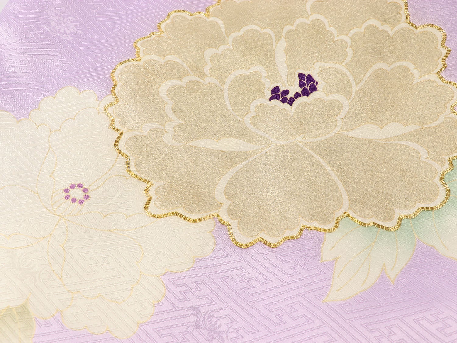 [レンタル] 女の子 お宮参り 産着 吉澤織物 レンタル6点フルセット 正絹 クリーム色の牡丹に金駒刺繍 紗綾形の藤色の宅配レンタル - 5