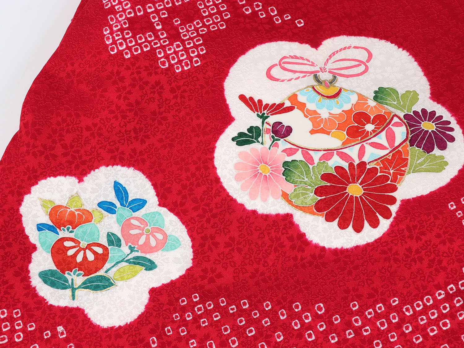 [レンタル] 女の子 お宮参り 産着 レンタル6点フルセット 正絹 鈴に橘 赤色の鹿子柄の宅配レンタル - 4