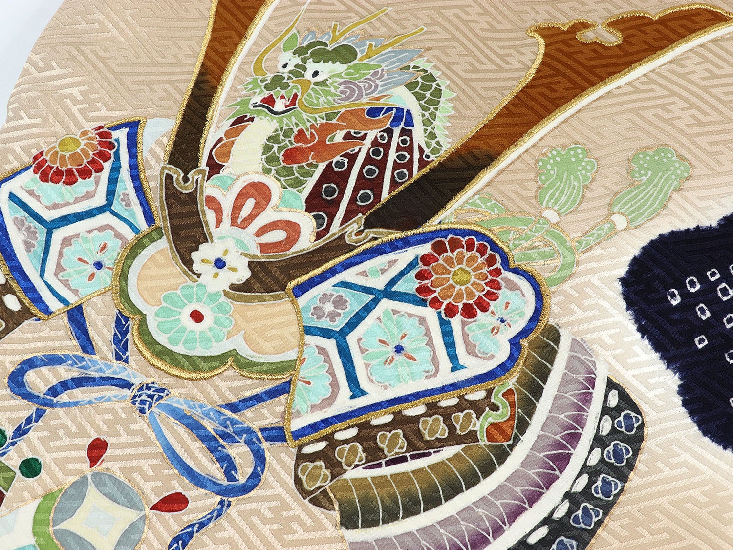 [レンタル] [手描友禅] 男の子 お宮参り 産着 レンタル6点フルセット 正絹 兜に松と雲取り 紗綾形のライトブラウン色の宅配レンタル - 4