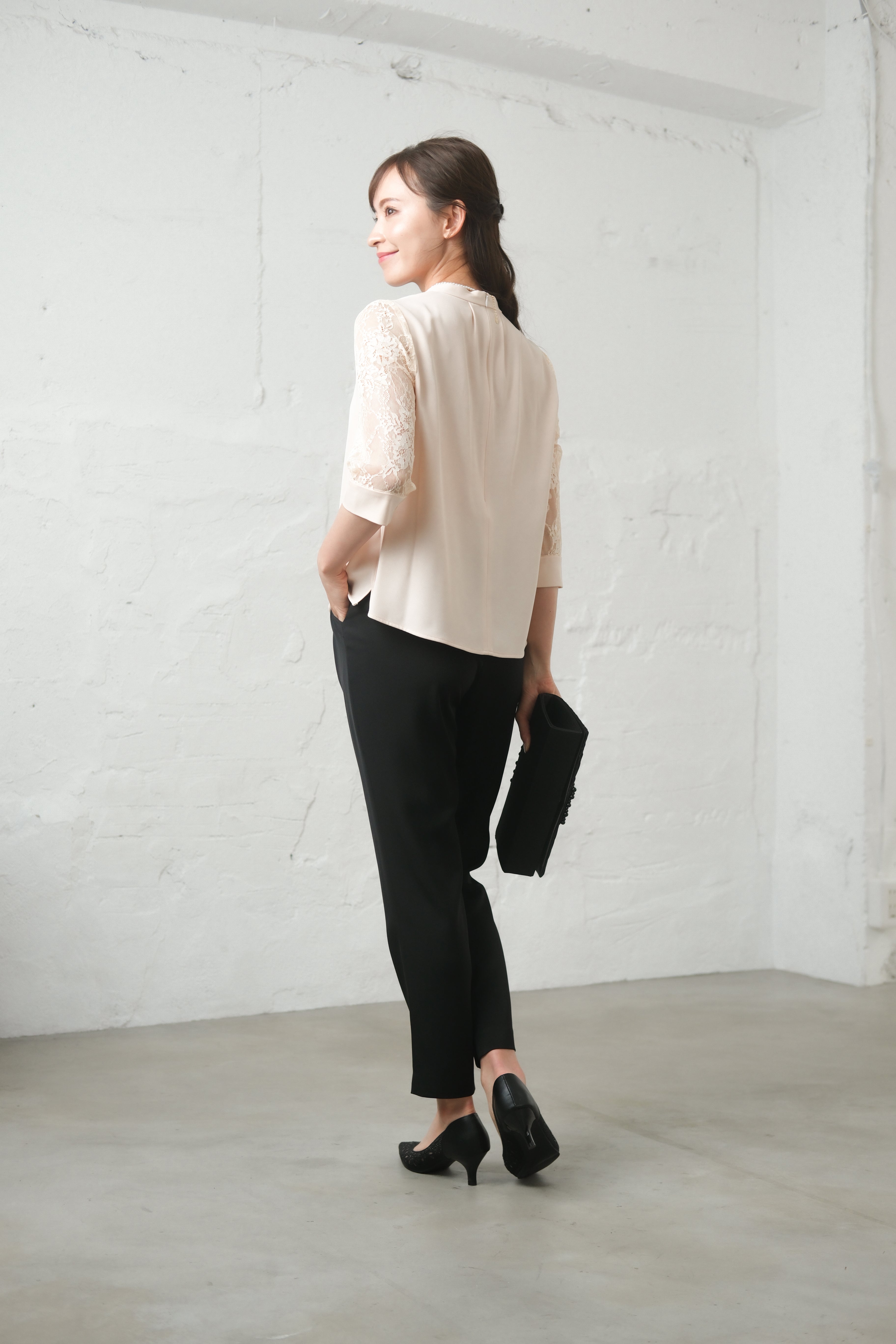 [レンタル] BELINDA DE CAPRIS 前開きブラウス セットアップ テーパードパンツドレス ベージュの宅配レンタル - 11