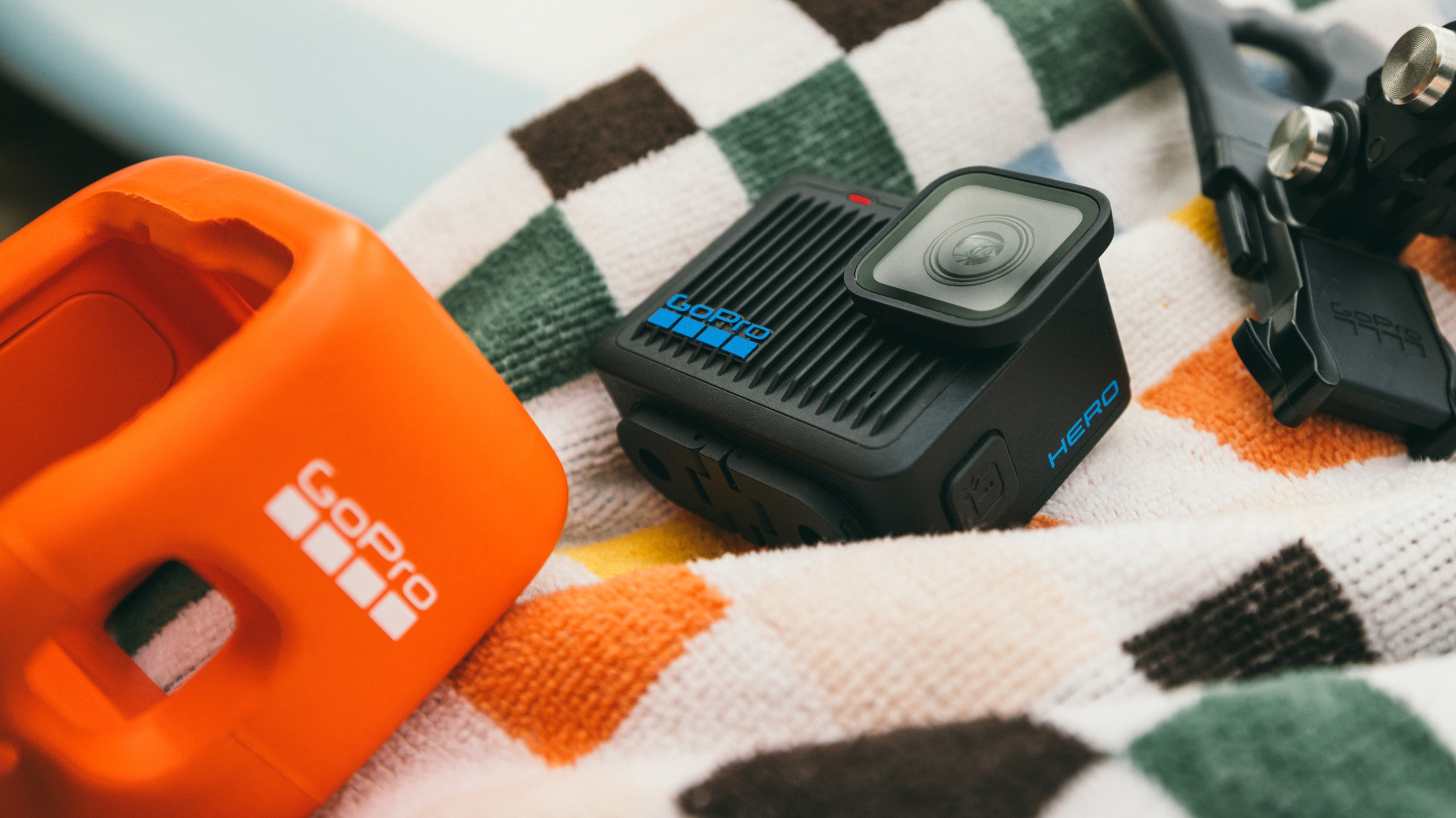 GoPro Floaty（フローティ）HERO・LIT HERO用 タオルの上に置いた本体とカメラの質感 - 3