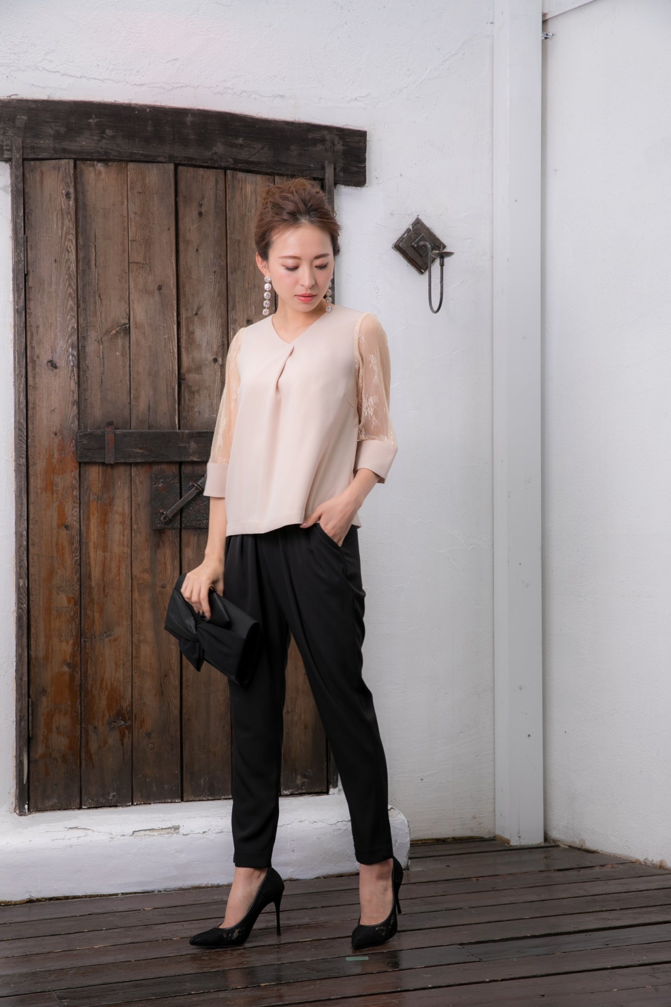 [レンタル] BELINDA DE CAPRIS チュールスリーブカフス セットアップ パンツドレス ベージュ×ブラックの宅配レンタル - 4