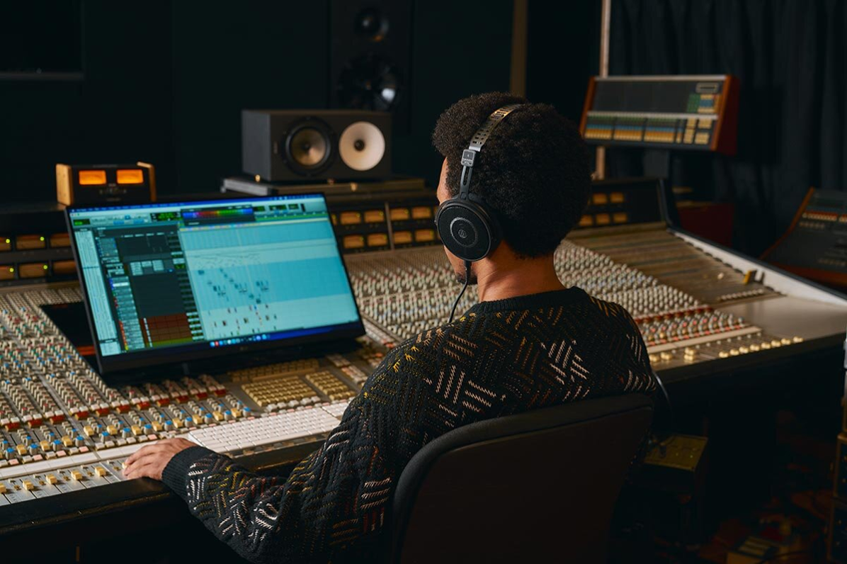 audio-technica(オーディオテクニカ) ATH-R50x プロフェッショナルオープンバックリファレンスヘッドホン スタジオでのモニタリング利用シーン - 10