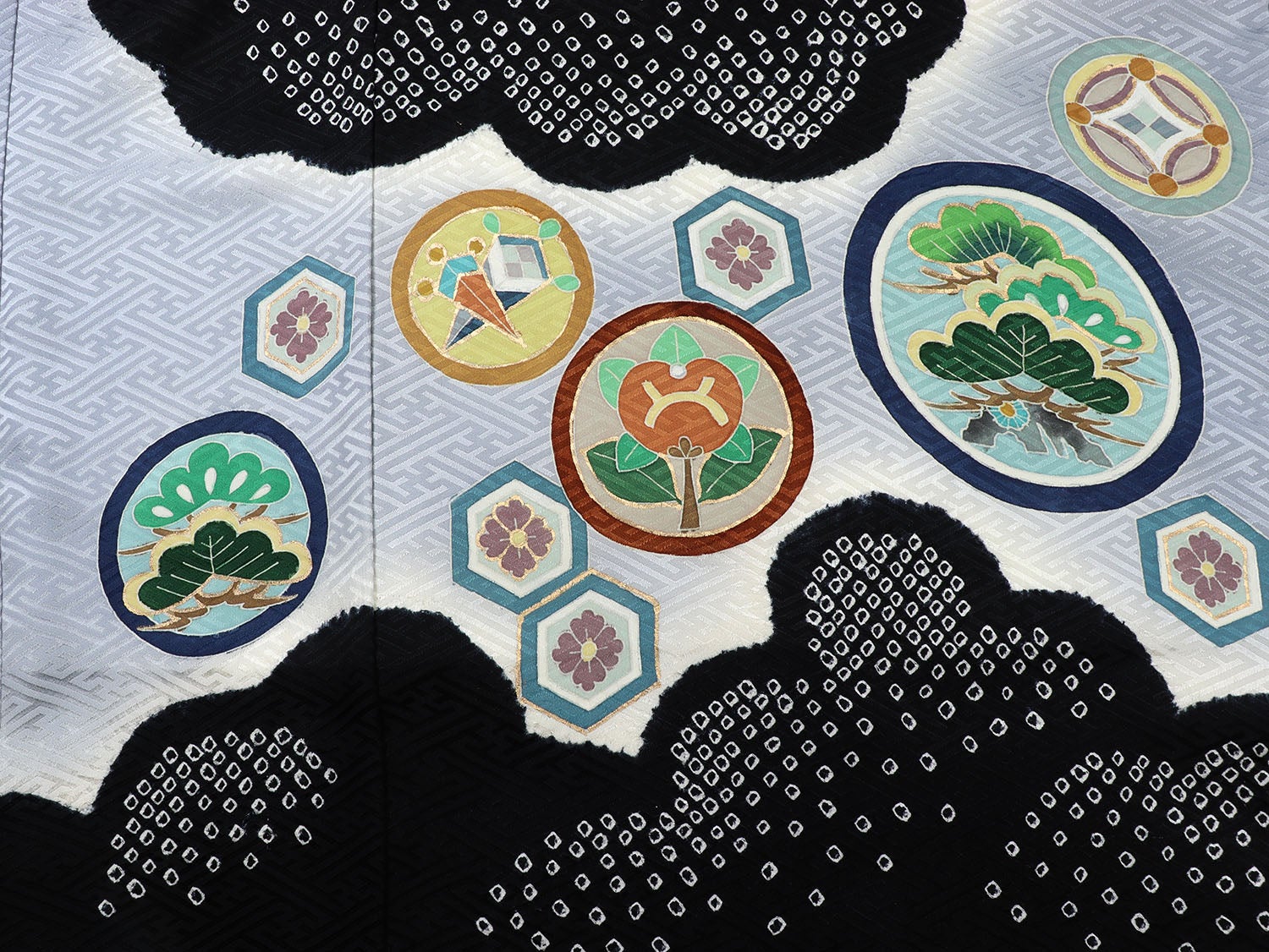 [レンタル] [手描友禅] 男の子 お宮参り 産着 手描友禅 レンタル6点フルセット 正絹 鷹と染め疋田 紗綾形グレー色の宅配レンタル - 7