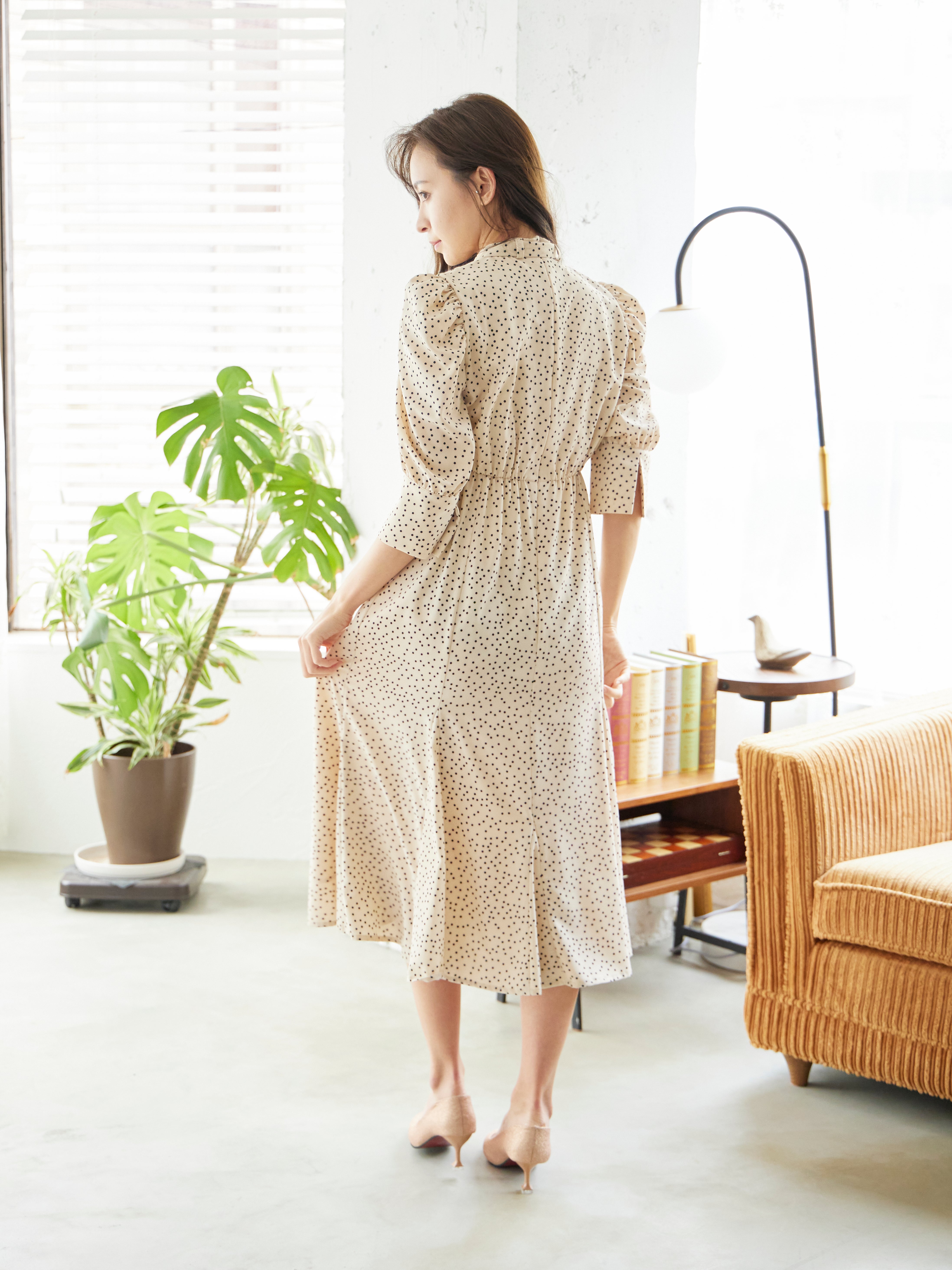 [レンタル] BELINDA DE CAPRIS ギャザースリーブ ドットワンピースドレス ベージュの宅配レンタル - 9