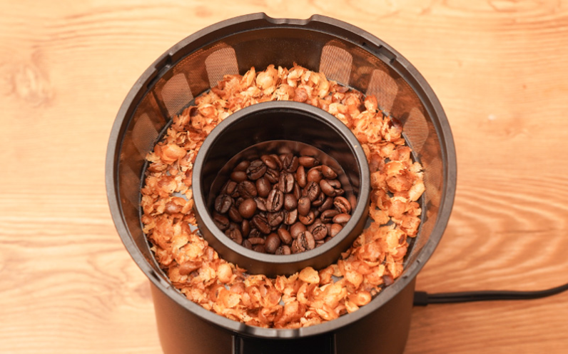 サンコー コンパクトコーヒーロースター 「ロイジー」 焙煎後の豆とチャフ - 5