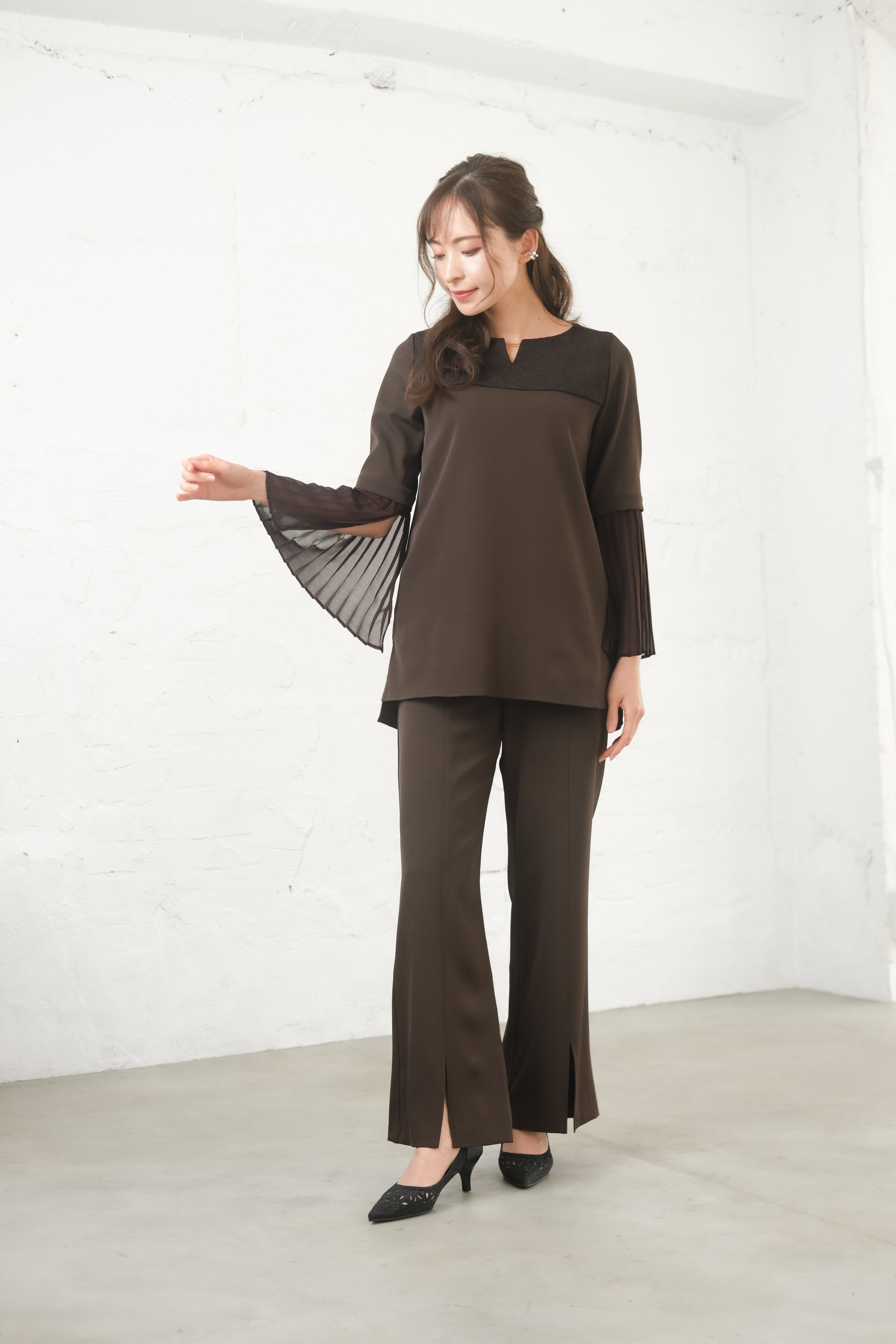 [レンタル] BELINDA DE CAPRIS プリーツ袖 セットアップ スリットパンツドレス ブラウンの宅配レンタル - 4