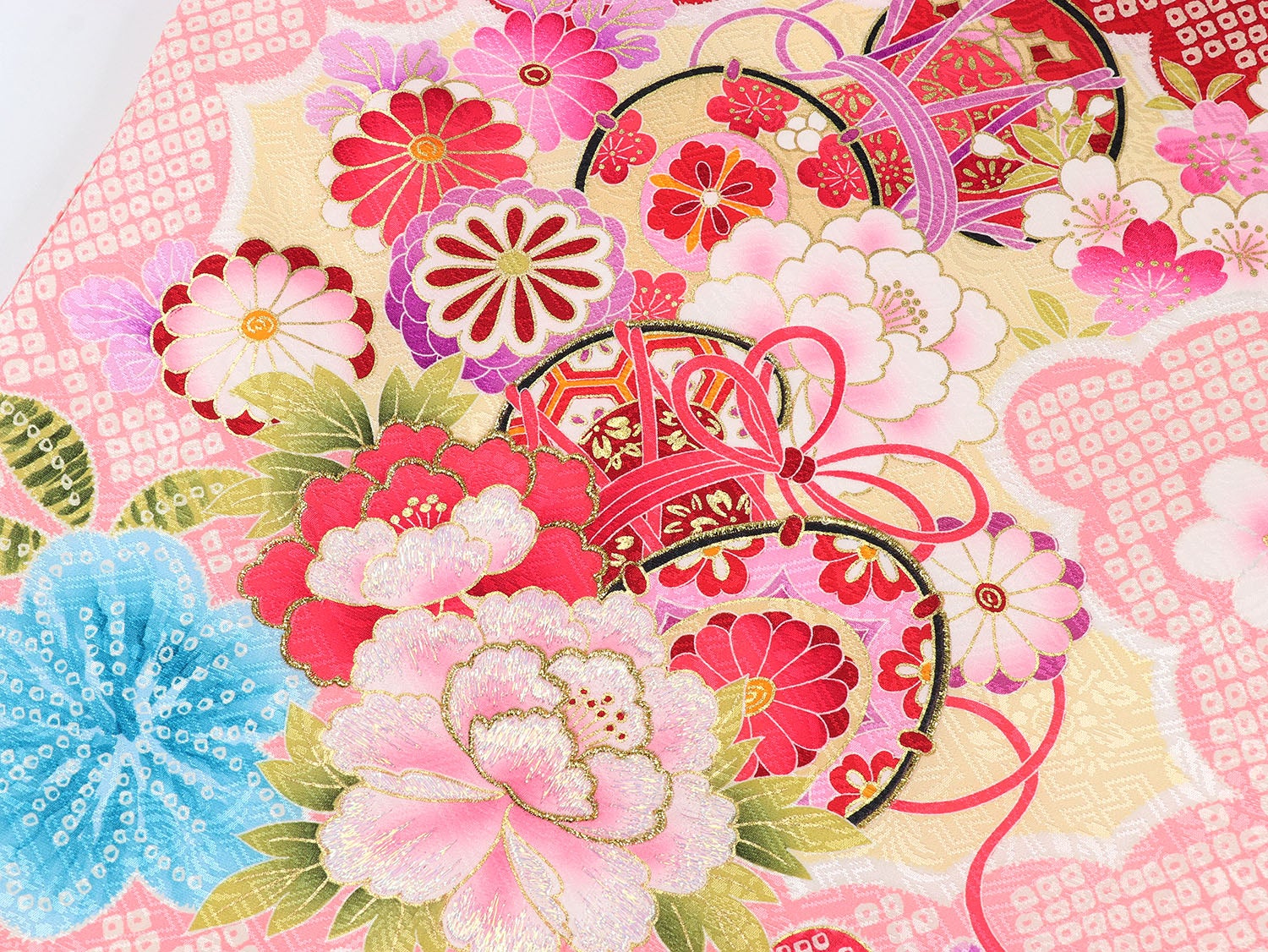 [レンタル] 女の子 お宮参り 産着 レンタル6点フルセット 正絹 鼓に花々 赤色の疋田柄の宅配レンタル - 4