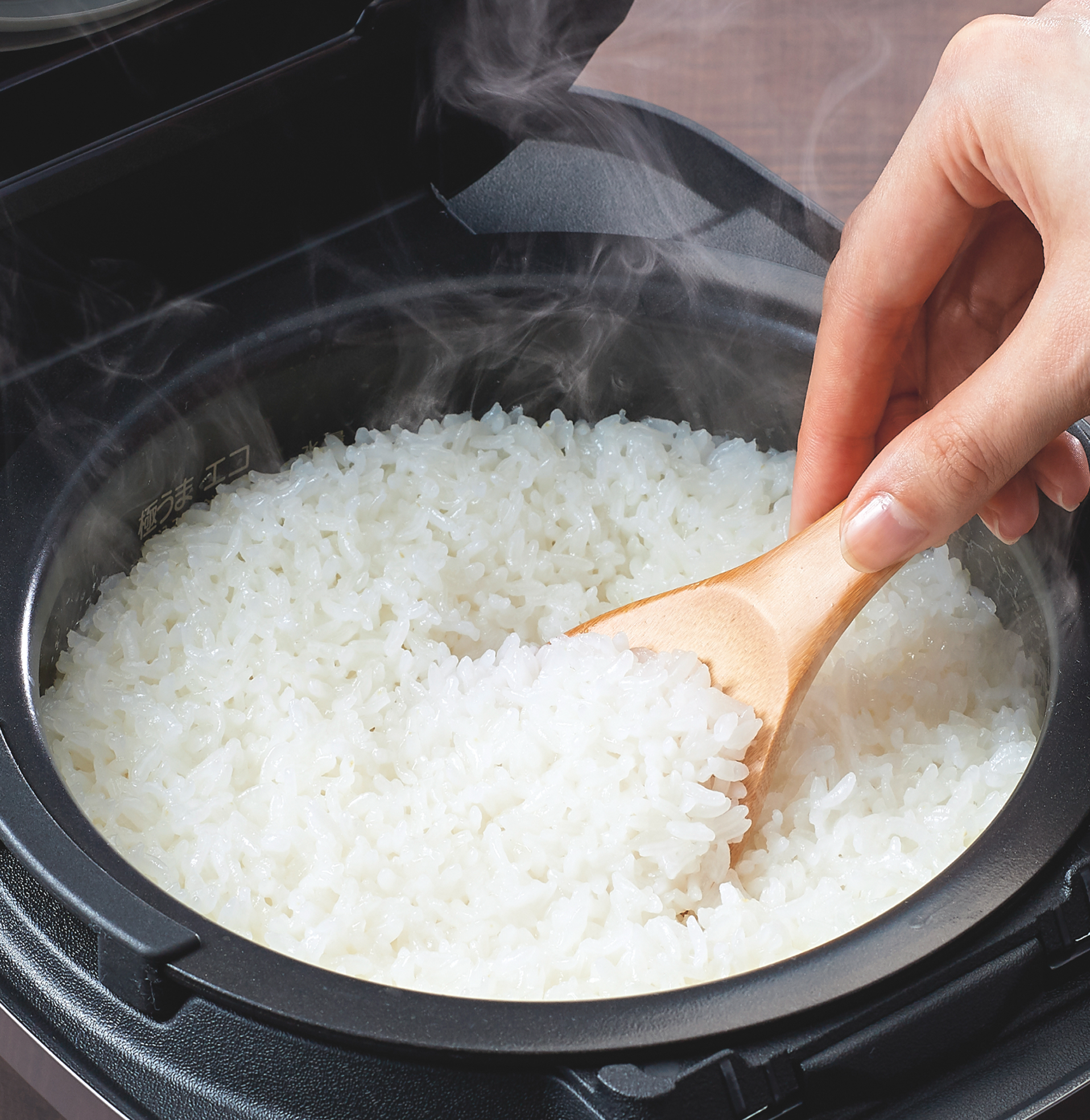 タイガー ご泡火炊き JRI-S180 炊きあがったごはんをよそうイメージ - 9