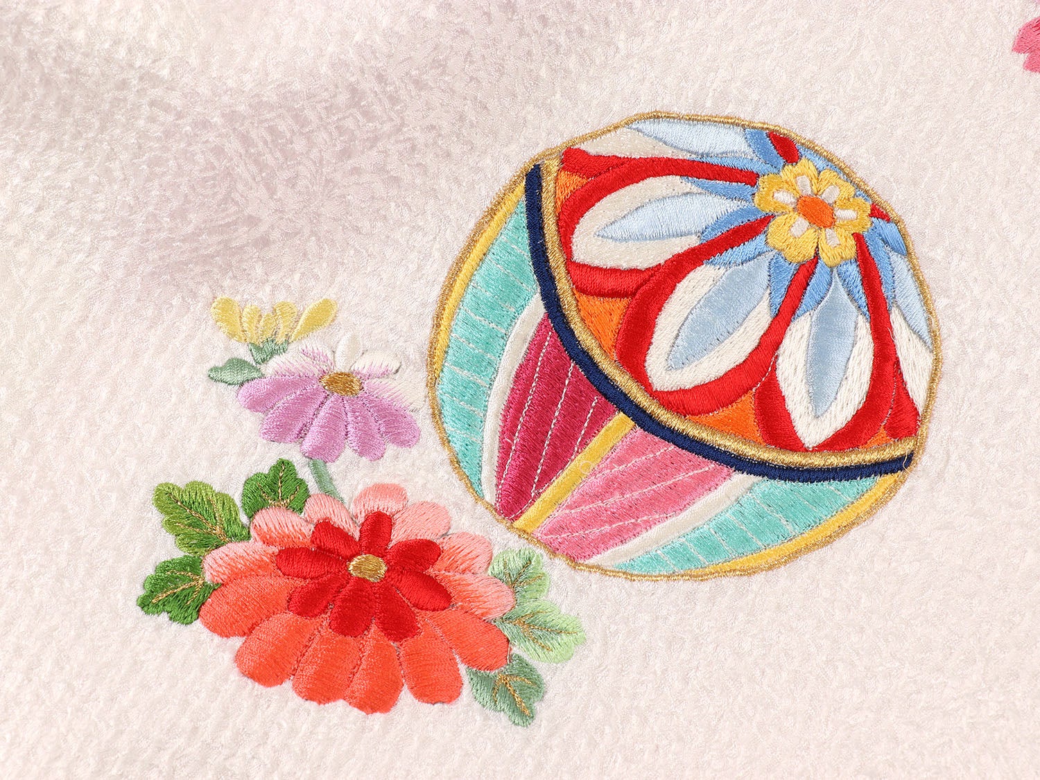 [レンタル] 女の子 お宮参り 産着 レンタル6点フルセット 正絹 彩り刺繍手毬 白色の総絞り風の宅配レンタル - 6