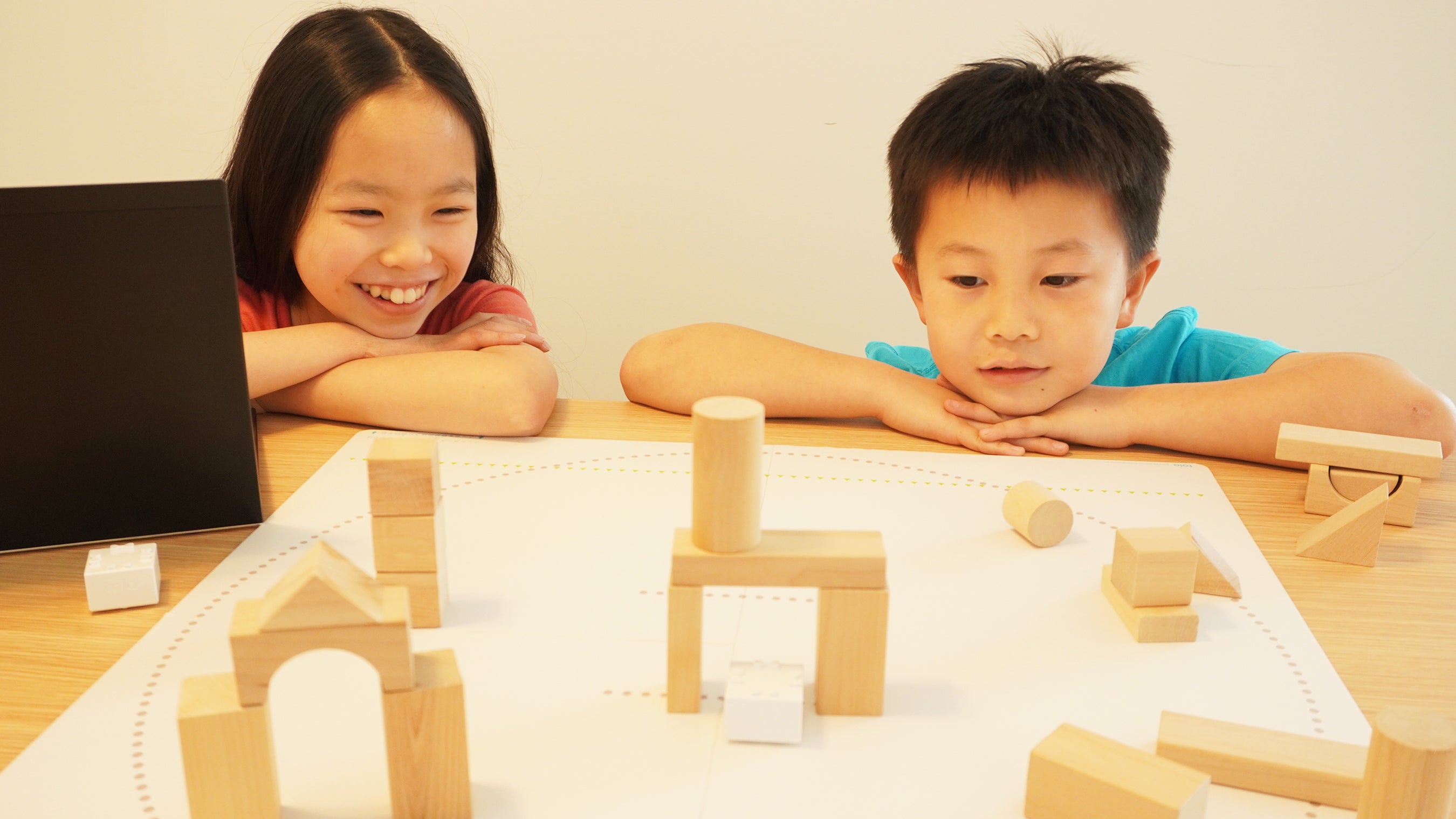 [レンタル] ソニー ロボットトイ toio™(トイオ) 「コア キューブ2個」＋「コア キューブ専用充電器(USB端子)」セット - 2