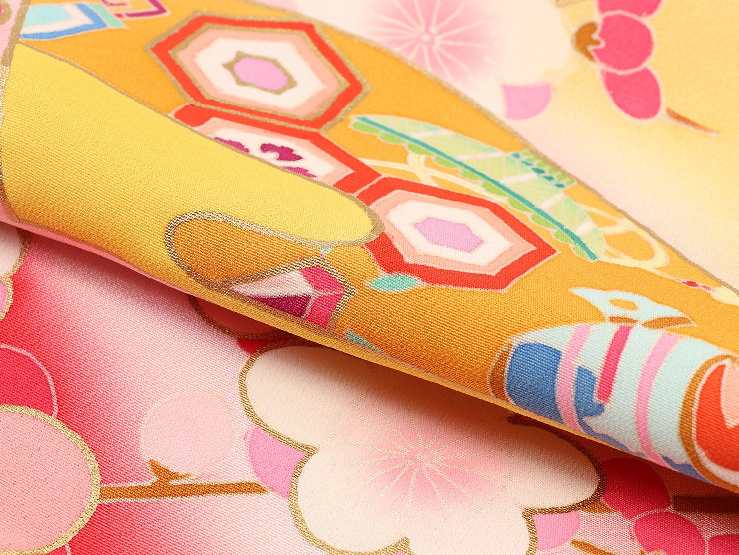 [レンタル] [手描友禅] 女の子 お宮参り 産着 手描友禅 レンタル6点フルセット 正絹 鈴に扇面 古典調の薄ピンク色に赤ぼかしの宅配レンタル - 6