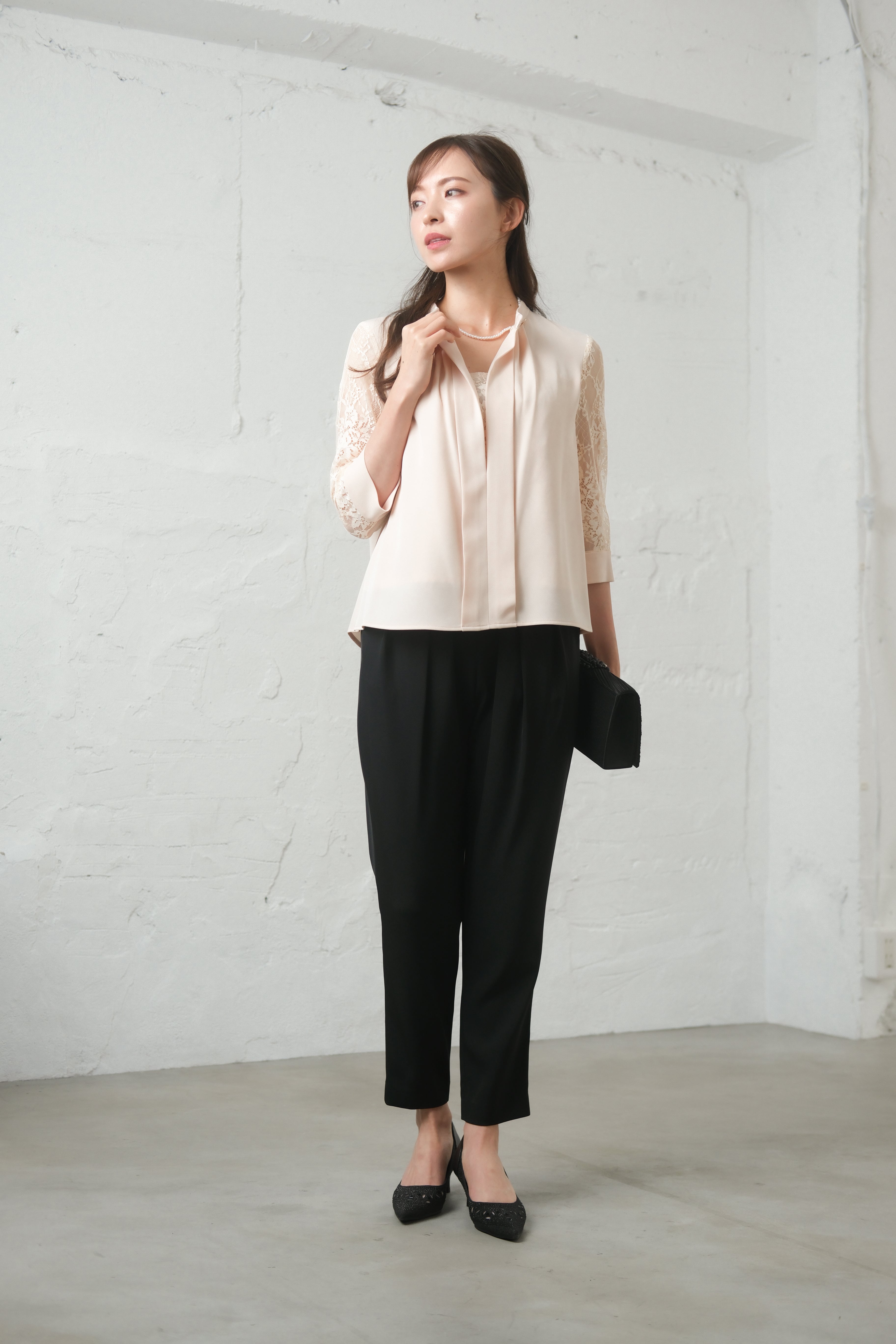 [レンタル] BELINDA DE CAPRIS 前開きブラウス セットアップ テーパードパンツドレス ベージュの宅配レンタル - 4