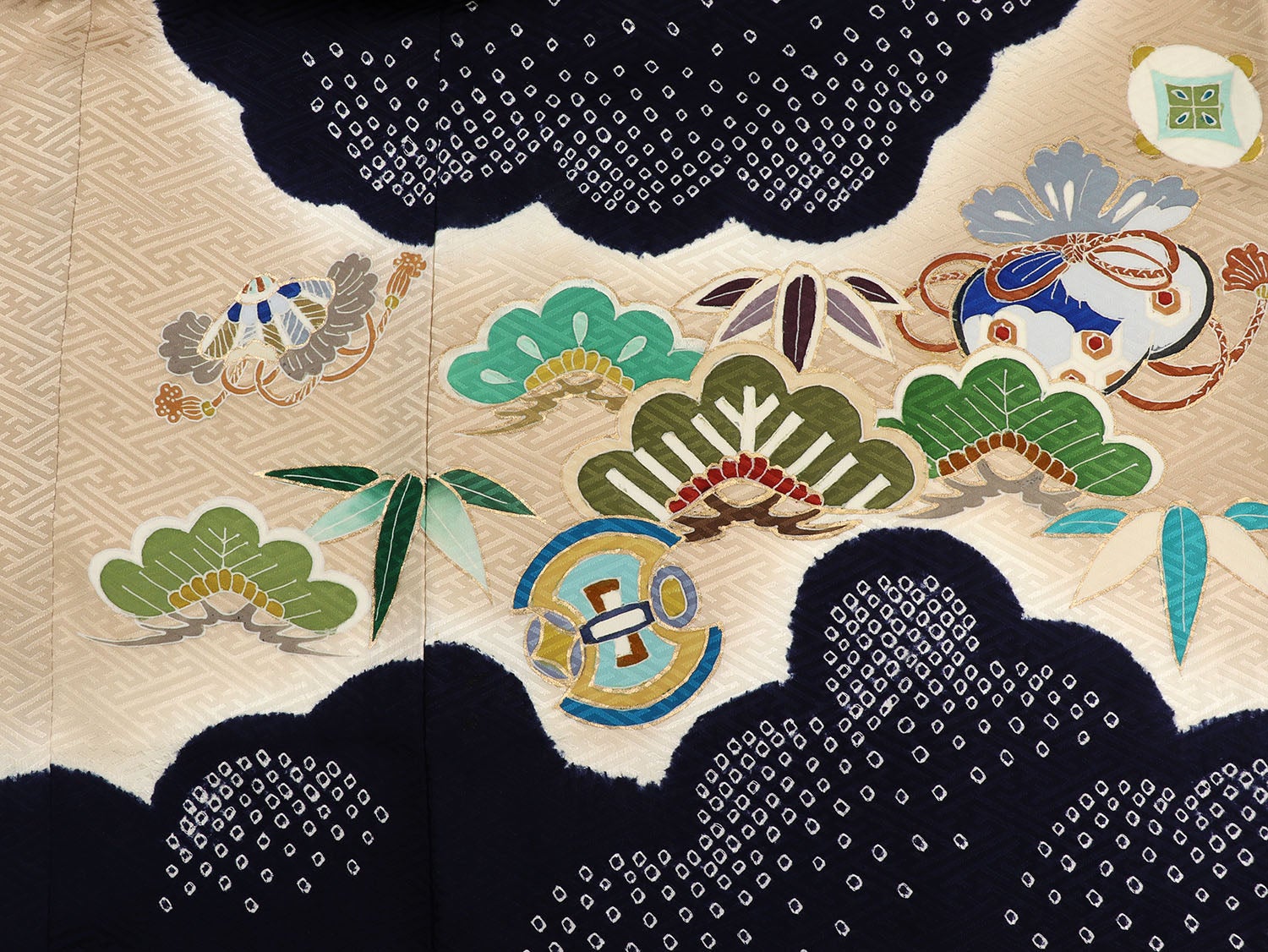 [レンタル] [手描友禅] 男の子 お宮参り 産着 レンタル6点フルセット 正絹 兜に松と雲取り 紗綾形のライトブラウン色の宅配レンタル - 5